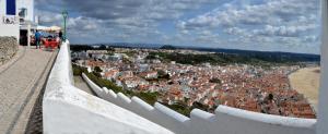 uitzicht op een stad vanaf een heuvel bij Lab Hostel Nazare in Nazaré