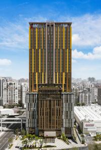 eine Darstellung eines hohen Gebäudes mit zwei kleineren Gebäuden in der Unterkunft Kaohsiung Marriott Hotel in Kaohsiung