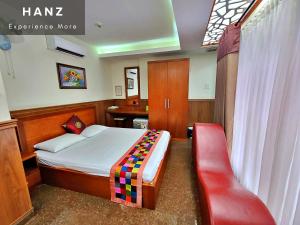 Giường trong phòng chung tại HANZ Hien Lam Hotel