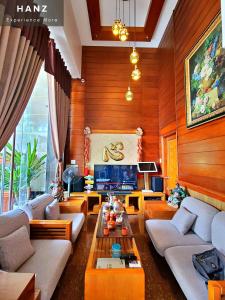 - un salon avec des boiseries, un canapé et une table dans l'établissement HANZ Hien Lam Hotel, à Hô-Chi-Minh-Ville