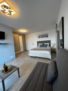 sypialnia z łóżkiem i salon z kanapą w obiekcie Studio Sea cosy w mieście Saint-François
