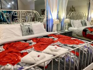 1 dormitorio con 2 camas y toallas. en Romance Chalet on Gallery Walk with Spa, Fireplace, WiFi & Netflix en Mount Tamborine