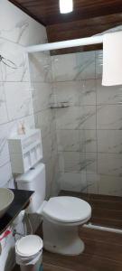 蒙特沃德的住宿－Casa Moreira´s Chalés，浴室配有白色卫生间和盥洗盆。