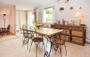 ein Esszimmer mit einem Holztisch und Stühlen in der Unterkunft Gorgeous Home In Les Salles Du Gardon With Kitchen in Les Salles-du-Gardon