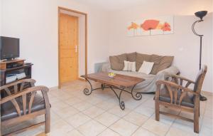 ein Wohnzimmer mit einem Sofa und einem Couchtisch in der Unterkunft Gorgeous Home In Les Salles Du Gardon With Kitchen in Les Salles-du-Gardon