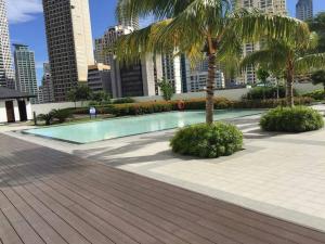 uma piscina com palmeiras numa cidade em 2 BR Condo Jazz cozy at best deal! em Manila