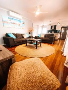 uma sala de estar com um sofá e uma mesa de centro em Beach Boutique With River View em Maroochydore