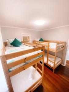 - une chambre avec 2 lits superposés dans l'établissement Beach Boutique With River View, à Maroochydore