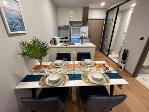 Een keuken of kitchenette bij Astra sky river无边泳池奢华温馨97㎡大三卧山景套房