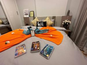 Een bed of bedden in een kamer bij Astra sky river无边泳池奢华温馨97㎡大三卧山景套房