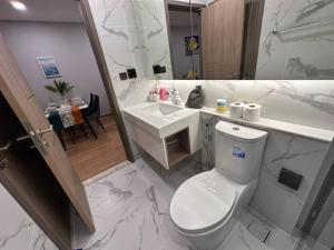 Een badkamer bij Astra sky river无边泳池奢华温馨97㎡大三卧山景套房
