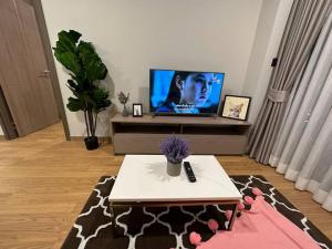 Een TV en/of entertainmentcenter bij Astra sky river无边泳池奢华温馨97㎡大三卧山景套房

