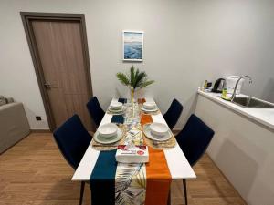 Een keuken of kitchenette bij Astra sky river无边泳池奢华温馨97㎡大三卧山景套房