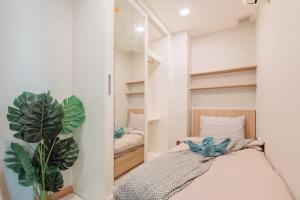 een kleine slaapkamer met een bed en een spiegel bij Astra sky river无边泳池奢华温馨97㎡大三卧山景套房 in Chiang Mai
