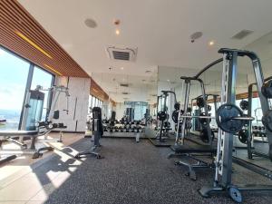 Het fitnesscentrum en/of fitnessfaciliteiten van Astra sky river无边泳池奢华温馨97㎡大三卧山景套房