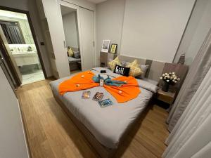 Een bed of bedden in een kamer bij Astra sky river无边泳池奢华温馨97㎡大三卧山景套房