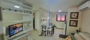 a kitchen and a living room with a dining room at Solar de Pipa Elegance Flat - Frente Piscina in Pipa