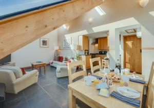 eine Küche und ein Wohnzimmer mit einem Tisch und Stühlen in der Unterkunft Stabal y Gelli in Trawsfynydd