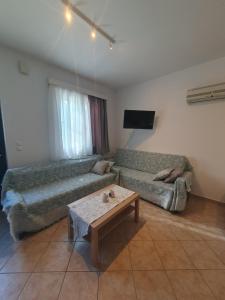 sala de estar con sofá y mesa de centro en Vivis house, en Katokhórion