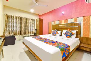 Llit o llits en una habitació de FabHotel Kadamb Inn