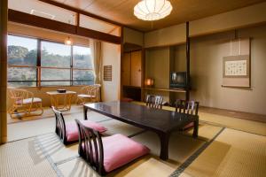 - un salon avec une table à manger et des chaises dans l'établissement Ryotei Yamanoi, à Matsue