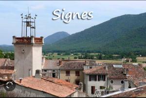 un gruppo di edifici con montagne sullo sfondo di Studio avec salle d'eau, wc et coin cuisine a Signes