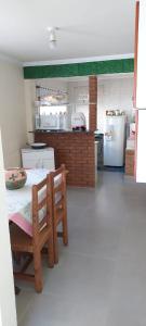 蒙特沃德的住宿－Casa Moreira´s Chalés，厨房配有桌椅和冰箱。