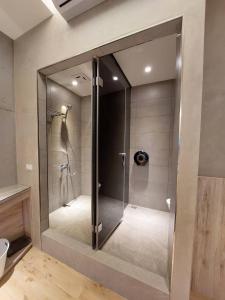 馬公市的住宿－麗詩旅海景民宿，浴室里设有玻璃门淋浴