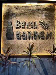 um sinal para um templo budista numa parede em Bulul Garden Resort em El Nido