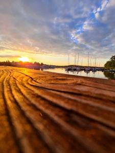 - une vue sur un port de plaisance au coucher du soleil avec des bateaux dans l'établissement Przystań Natura, à Iława