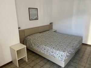 皮耶特拉利古雷的住宿－Residence Stella Maris，一间卧室配有一张床和一张小桌子