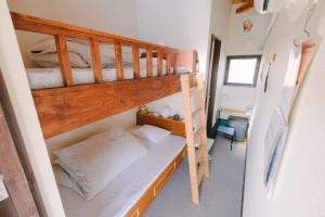 Katil dua tingkat atau katil-katil dua tingkat dalam bilik di セーナーニカントリーイン