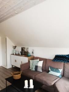 a living room with a couch and a table at Helle´s casa in Herning