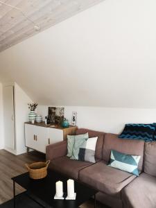 uma sala de estar com um sofá e uma mesa em Helle´s casa em Herning