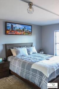 - une chambre avec un lit et une télévision murale dans l'établissement Cozy Modern Place in Centennial, à Centennial