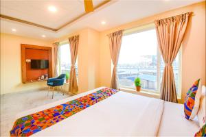 1 dormitorio con cama y ventana grande en FabHotel Aqua Tulip, en Calcuta