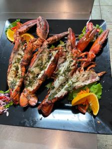 un plato de comida con marisco y verduras en una mesa en Hotel Kokkino Nero en Kókkinon Nerón