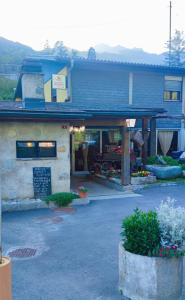 un bâtiment bleu avec un panneau devant lui dans l'établissement OSTERIA RUBINO DA PAOLO, à Acquarossa