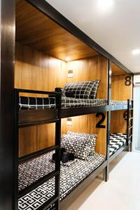 Zimmer mit 3 Etagenbetten in einem Zimmer in der Unterkunft J & J Homestay in Coron