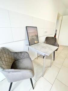 a table and a chair with a laptop on it at City Loft in Toplage Mainz-Kastel in Wiesbaden