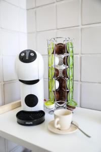 Příslušenství pro přípravu čaje a kávy v ubytování Aura Home rent of rooms with shared kitchen