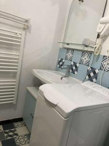 ラ・グランド・モットにあるSuperlandの白いバスルーム(シンク、鏡付)