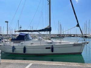 Photo de la galerie de l'établissement Deliziosa barca a vela in esclusiva con parcheggio gratuito, à Sanremo