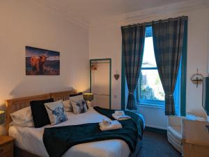 two people laying on beds in a bedroom at Brig O'Doon Guest House in Edinburgh