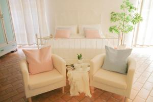 a living room with two chairs and a table at IL SOGNO di Maria Antonietta in Cuneo