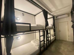 Cette chambre comprend 2 lits superposés dans un couloir. dans l'établissement Cannabitel, à Haad Rin