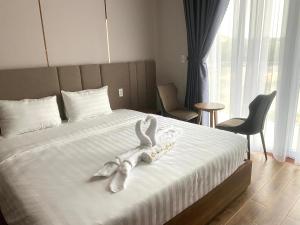 Postel nebo postele na pokoji v ubytování HO TRAM GOLDEN HOTEL