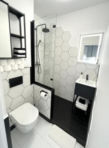 2D Apartment في سكسارد: حمام ابيض مع مرحاض ومغسلة