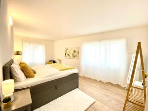 Schlafzimmer mit einem Bett und einem Fenster in der Unterkunft GLAD Spot - Liestal - 10 min from Basel - Central, Design & Netflix in Liestal
