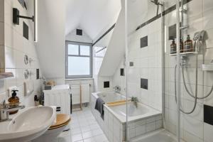 ein Badezimmer mit Waschbecken, Badewanne und Dusche in der Unterkunft smooth living Apartments Augsburg Lechhausen - Free parking in Augsburg + 33 Fotos
